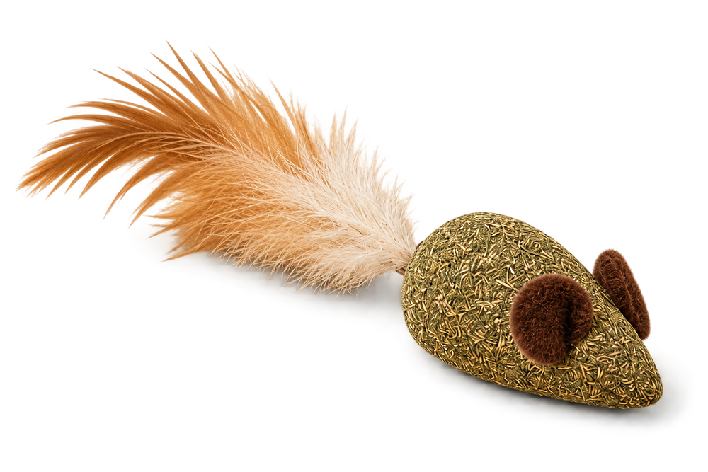 Ratón de catnip prensado con las orejas de fieltro marrón y una cola larga de plumas naranjas y crema