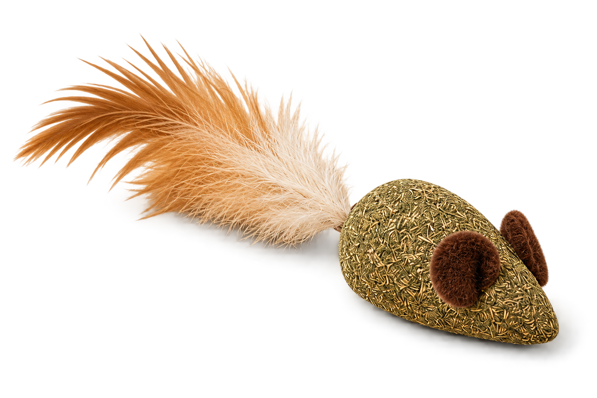 Ratón de catnip prensado con las orejas de fieltro marrón y una cola larga de plumas naranjas y crema
